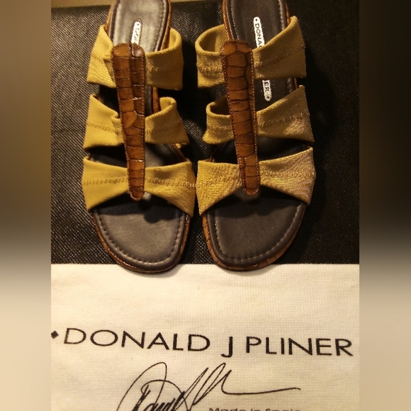 Donald J. Pliner - NWT- Open Toe Wedge, 3 Fabric Straps For Comfort, Size 7... - Picture 10 of 12